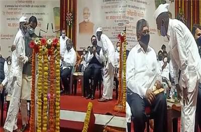 इंदोरीकर महाराजांच्या फडणवीसांशी कानगोष्टी! चर्चा तर होणारच...