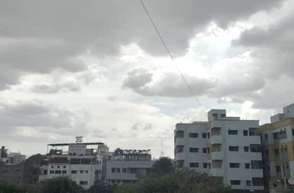 राज्यात अनेक जिल्ह्यांत मुसळधार पावसाने हजेरी लावली आहे. दोन दिवस सुरू असलेल्या पावसाने 373 वर्षांनी अक्कलकोट जूना राजवाड्याचा ऐतिहासिक दुर्बिण बुरुज ढासळला आहे.