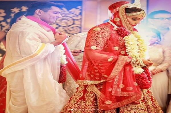 बिपाशा बसु - करणसिंह ग्रोवर : बिपाशा आणि करणमध्ये 3 वर्षांचा गॅप आहे. बिपाशा करणपेक्षा 3 वर्षांनी मोठी आहे. या दोघांचं लग्न 2016 मध्ये झालं होतं. करणचं हे दुसरं लग्न आहे. 
