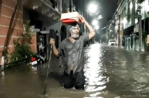 हैदराबादेत तुफान पाऊस, आतापर्यंत 12 जणांचा मृत्यू, रस्ते जलमय, अनेक गाड्या तरंगल्या