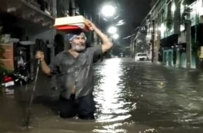 Photos: हैद्राबादमध्ये पावसाचा प्रकोप, ‘जल प्रलयात’ 13 जणांचा मृत्यू