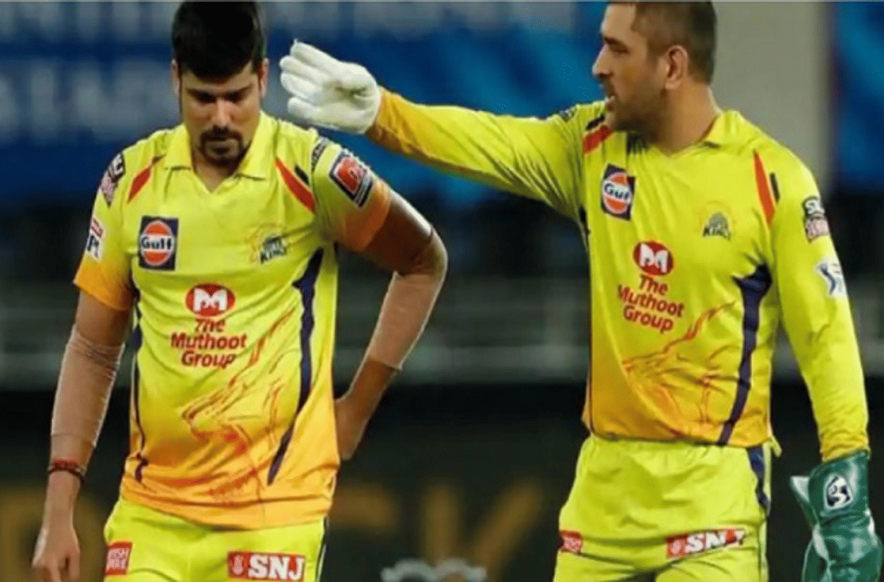 IPL 2020 : गोलंदाजाच्या चुकीनंतर कॅप्टन कूल धोनी मैदानावरच भडकला!