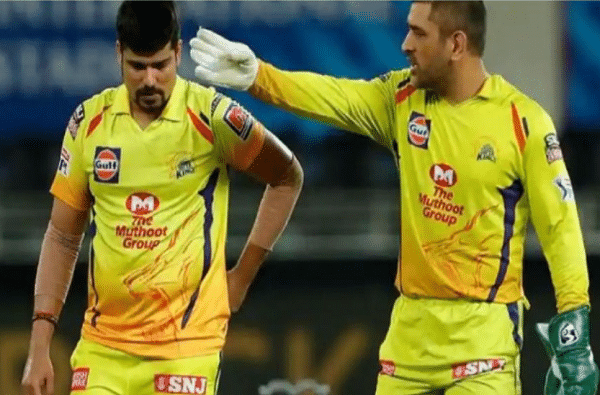 IPL 2020 : गोलंदाजाच्या चुकीनंतर कॅप्टन कूल धोनी मैदानावरच भडकला! IPL 2020 : गोलंदाजाच्या चुकीनंतर कॅप्टन कूल धोनी मैदानावरच भडकला!