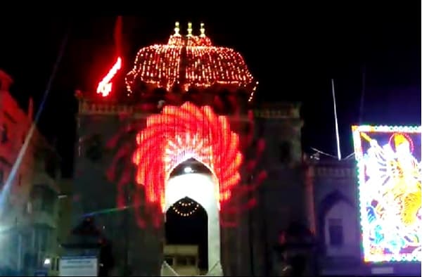 महाराष्ट्राची कुलस्वामिनी आई तुळजाभवानी मातेचा शारदीय नवरात्र महोत्सव 17 ऑक्टोबर पासून घटस्थापनेने सुरू होणार आहे. त्यापूर्वी देवीच्या मुख्य प्रवेशद्वार व परिसरात आकर्षक विद्युत रोषणाई करण्यात आली आहे.