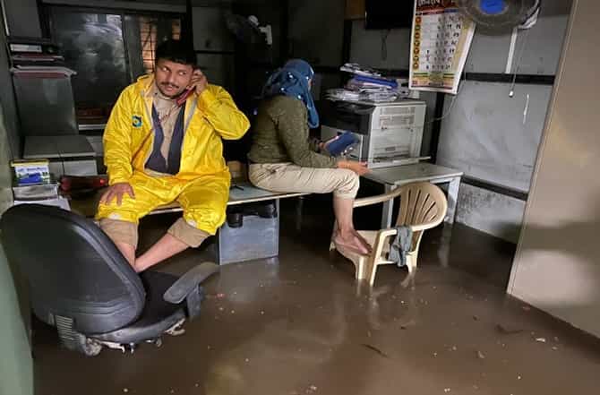 पावसाने पुण्याची दाणादाण; रस्ते उखडले, घरं भरली, रुग्णालयातही पाणी तुंबलं