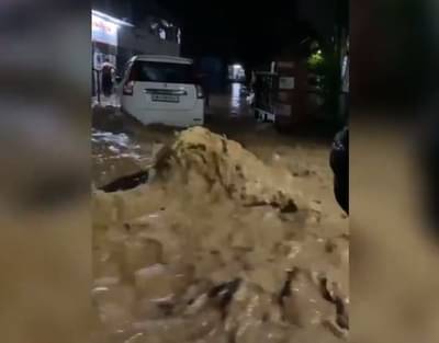 पुण्यात पावसाचा हाहाकार, काळजाचा ठोका चुकवणारा VIDEO व्हायरल