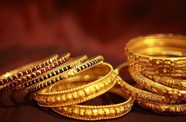 दरम्यान, आता सोन्याचे भाव जरी कमी असले तरी दिवाळीपर्यंत सोन्याच्या किंमती मोठ्या झपाट्याने वाढतील. दिवाळीपर्यंत सोनं 50000-52000 रुपये प्रति 10 ग्रॅम होण्याची शक्यता आहे.