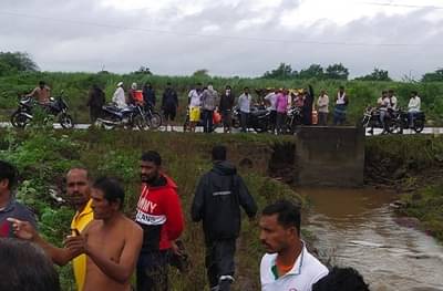 पुण्यात मुसळधार पावसाने घेतला चौघांचा बळी, बाईकसह पाण्याच्या प्रवाहात वाहिले
