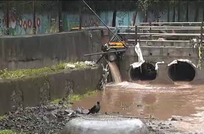 Pune Rains LIVE: मुसळधार पावसानं कात्रज उड्डाणपुलाचा रस्ता उखडला