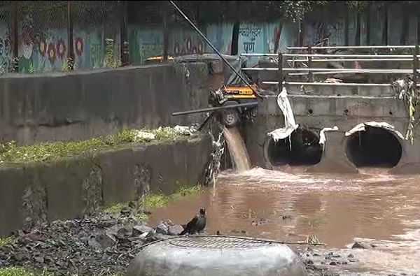 Pune Rains LIVE: मुसळधार पावसानं कात्रज उड्डाणपुलाचा रस्ता उखडला