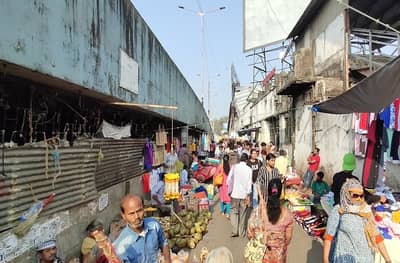 दादर रेल्वे स्थानकाबाहेर भाजी विक्रेते-फेरीवाल्यांकडून हप्तावसुली