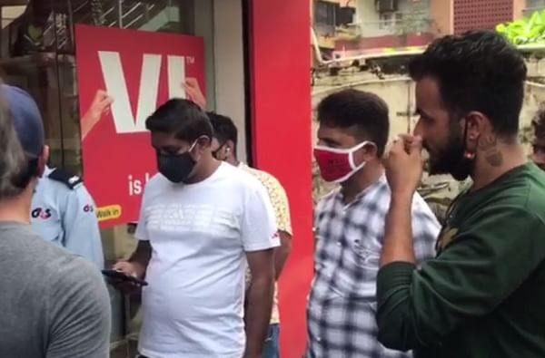 Vodafone down | राज्यात व्होडाफोन-आयडियाचे मोबाईल नेटवर्क गायब, लाखो ग्राहकांना फटका Vodafone down | राज्यात व्होडाफोन-आयडियाचे मोबाईल नेटवर्क गायब, लाखो ग्राहकांना फटका