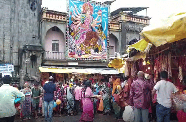 नवरात्रोत्सवाच्या पार्श्वभूमीवर तुळजापूर शहरात भाविकांसाठी प्रवेशबंदी करण्यात आली आहे. कोरोनाचा प्रादुर्भाव रोखण्यासाठी जिल्हा प्रशासनाने हा निर्णय घेतला आहे.