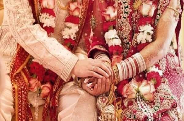 लग्नाच्या गाठी या स्वर्गातच जुळलेल्या असतात असं म्हणतात. ते खरंही आहे. तुम्ही कुठे जन्माला आलात याला काहीही महत्त्व नसतं. कारण तुमचा जोडीदार तुमच्या परिसरातीलच असेल असं नाही. अनेकांची आंतरजातीय विवाह होतात तर काहींच्या रेशीमगाठी परदेशी व्यक्तिंबरोबर जुळतात. बॉलिवूडचे कलाकारही याला अपवाद नाहीत. सातासमुद्रापार जीवनसाथी शोधलेल्या काही बॉलिवूड कलाकारांवर टाकलेली ही नजर...
