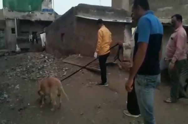 धुळ्यातील साक्री येथे धाडसी चोरी, सोन्या-चांदीच्या दागिन्यांसह तीन लाखाचा ऐवज लंपास धुळ्यातील साक्री येथे धाडसी चोरी, सोन्या-चांदीच्या दागिन्यांसह तीन लाखाचा ऐवज लंपास