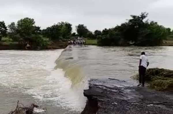 दोन दिवसांच्या पावसाने संपूर्ण राज्याला झोडपून काढलं आहे. अनेक ठिकाणी नदी, नाले भरून वाहिल्याने गावांत पाणी शिरलं आणि जनजीवन विस्कळीत झालं आहे.