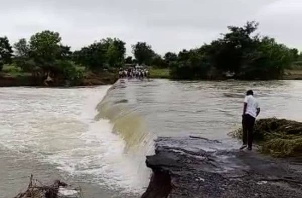 दोन दिवसांच्या पावसाने संपूर्ण राज्याला झोडपून काढलं आहे. अनेक ठिकाणी नदी, नाले भरून वाहिल्याने गावांत पाणी शिरलं आणि जनजीवन विस्कळीत झालं आहे.
