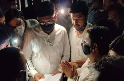 मंत्रालयाबाहेर अंधारातच राज्यमंत्री प्राजक्त तनपुरेंचा जनता दरबार