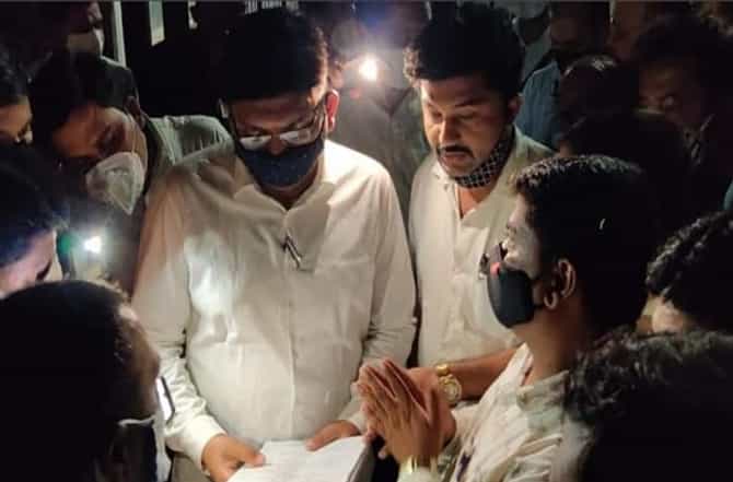 मंत्रालयाबाहेर अंधारातच राज्यमंत्री प्राजक्त तनपुरेंचा जनता दरबार
