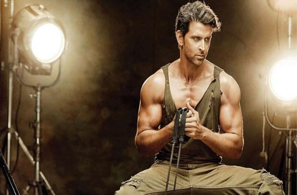 बॉलिवूडचा चार्मिंग अभिनेता हृतिक रोशन त्याच्या फिटनेसबाबतीत अतिशय सजग असतो. मात्र, ‘समोसा’ हा त्याचा जीव की प्राण आहे. ‘मी एका बैठकीत डझनभर समोसे सहज खाऊ शकतो’, असे हृतिक रोशन म्हणतो.