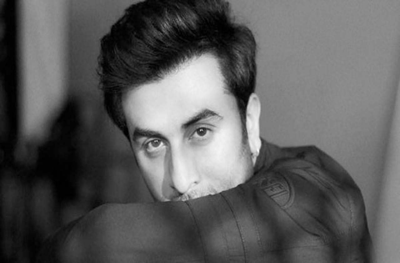 अभिनेता रणबीर कपूरला ‘वडापाव’ खूप आवडतो. चित्रीकरणा दरम्यान बर्‍याचदा रणबीर वडापाव आणि चहाचा आस्वाद घेताना दिसतो.