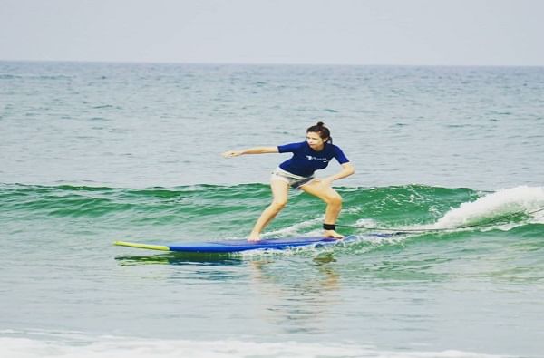 काही दिवसांपूर्वी तिनं इन्स्टाग्रामवर एक फोटो शेअर केला. त्यात ती सर्फिंग करताना दिसली.