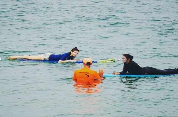 या फोटोसोबतच तिनं आपण दोन वर्षांनंतर सर्फिंग करत असल्याचं सांगितलं. सोबतच तिनं इन्स्ट्रक्टरचेसुद्धा आभार मानले आहेत. 