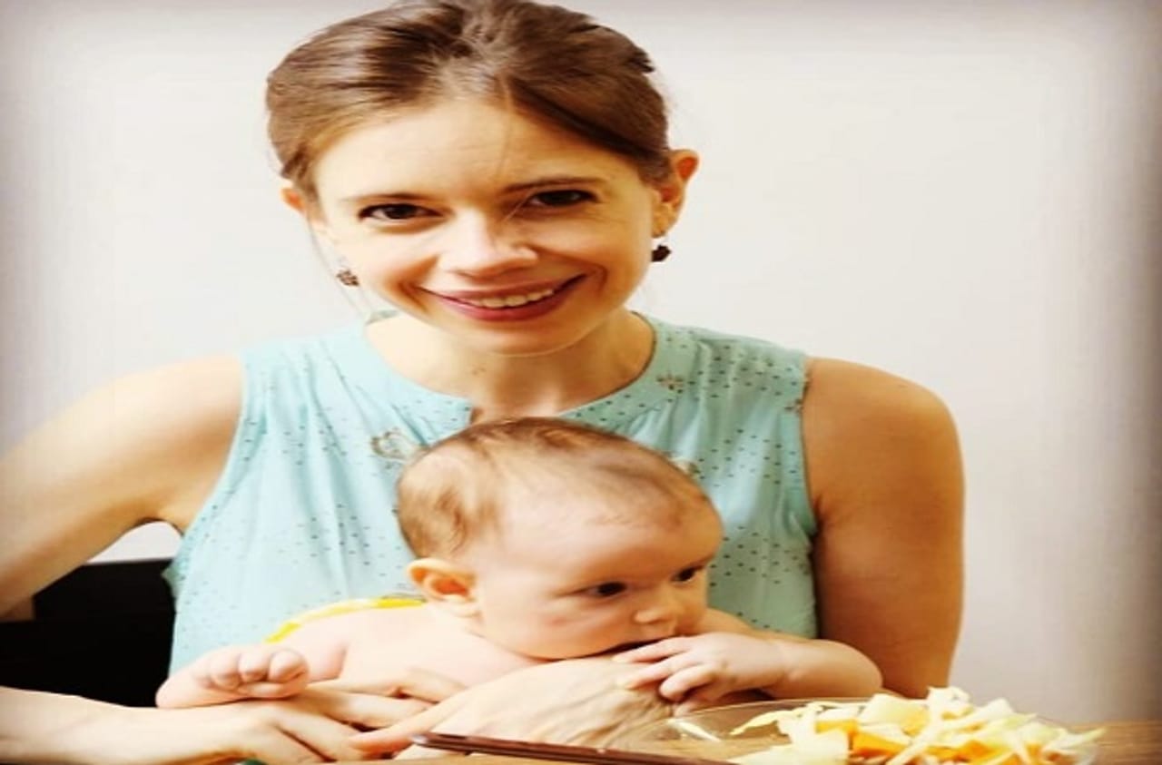 एकीकडे कोरोना डोकंवर काढत आहे तर दुसरीकडे रोज काही तरी विचित्र बातमी कानावर येत आहे. अशा परिस्थितीत स्वत:ला आनंदी ठेवणं आता जास्त महत्वाचं आहे. सध्या प्रत्येक व्यक्ती आनंदात राहण्याचा प्रयत्न करत आहे. अभिनेत्री कल्कि कोचलिननं स्वत:ला आनंदी ठेवण्यासाठी एक मार्ग काढला आहे. 