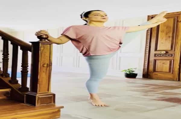 अभिनेत्री कंगना रनौत सध्या पुन्हा एकदा चित्रपटांमध्ये व्यस्त झाली आहे. तिने सोशल मीडियावर पोस्ट लिहीत चित्रीकरणावर परतत असल्याची माहिती दिली आहे.