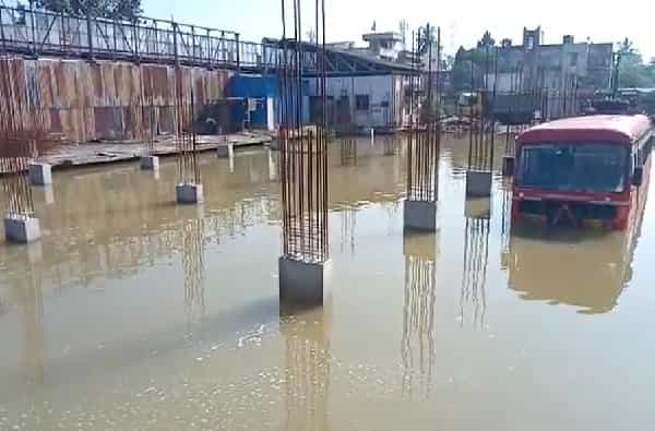अतिवृष्टीचा फटका बीडच्या बसस्थानकाला बसल्याचे चित्र दिसून आले.काही बसेस पाण्यात बुडाल्या आहेत.