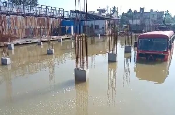 अतिवृष्टीचा फटका बीडच्या बसस्थानकाला बसल्याचे चित्र दिसून आले.काही बसेस पाण्यात बुडाल्या आहेत.