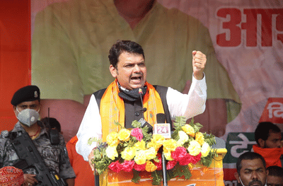 सुशांतला न्याय द्या, बिहारच्या सभेत घोषणाबाजी; फडणवीसांनी जोडले हात