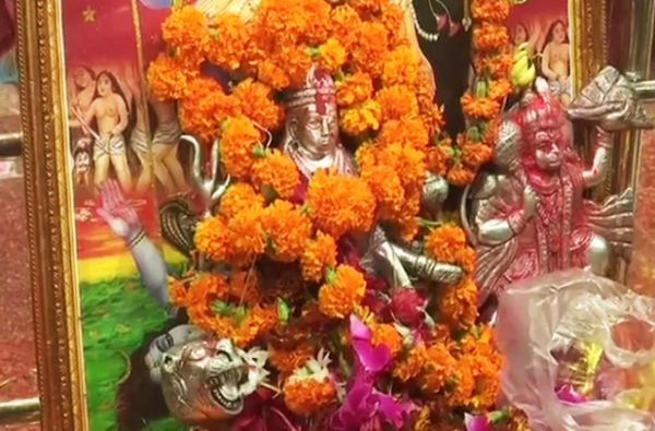 Photos: देशभरात नवरात्रीचा उत्साह, मंदिरांबाहेर भक्तांची गर्दी