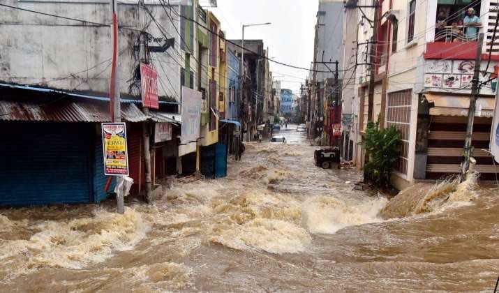 हैदराबादमध्ये पावसाचं रौद्र रुप, 50 लोकांचा वाहून मृत्यू; हवामान खात्याकडून अलर्ट