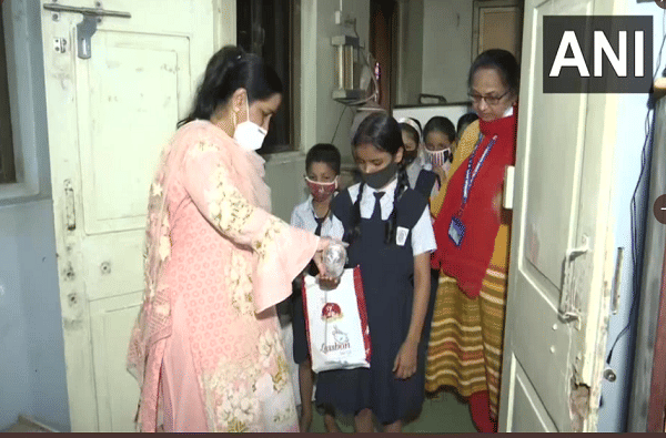 मुंबई महानगरपालिका आणि उर्दू शिकवणाऱ्या शिक्षकांच्या संघटनेकडून मुंबईच्या इमामवाडा परिसरात पहिली ते दहावीच्या विद्यार्थ्यांच्या ऑनलाईन शिक्षणासाठी मोबाईल फोन लायब्ररी सुरु करण्यात आली आहे.