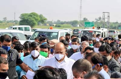 अतिवृष्टीमुळे शेतकरी संकटात, मी आलो म्हणजे लगेच मदत मिळेल असे नाही : शरद पवार