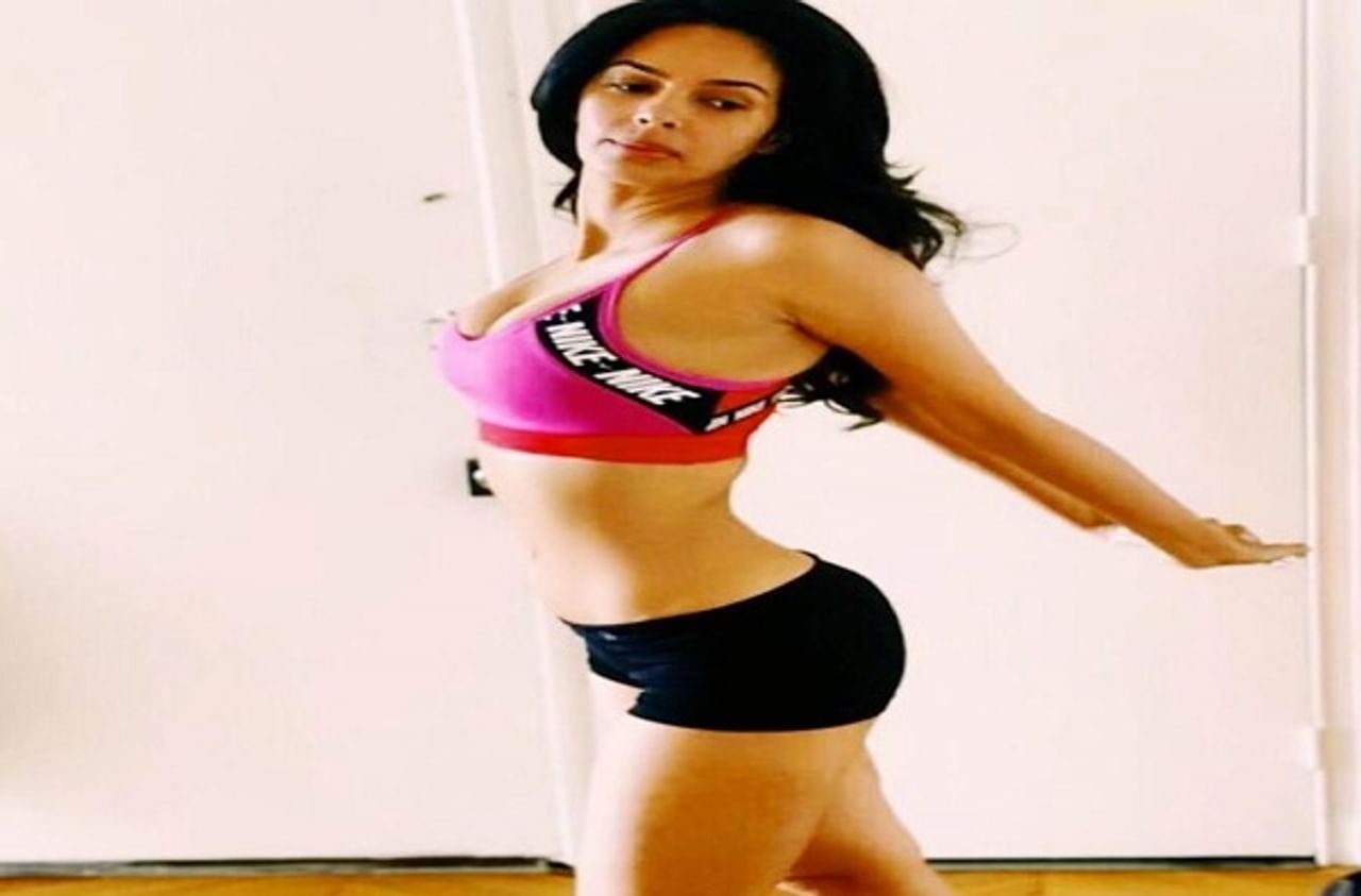 बॉलीवूडची बोल्ड अॅन्ड हॉट दिवा मल्लिका शेरावत सोशल मीडियावर मोठ्या प्रमाणात सक्रिय आहे. ती नेहमीच तिच्या वर्कआऊट सेशनचे फोटो आणि व्हिडीओ सोशल मीडियावर पोस्ट करत असते. आता तिनं एक बोल्ड फोटो शेअर केला आहे आणि हा फोटो चाहत्यांच्या चांगलाच पसंतीस उतरला आहे.