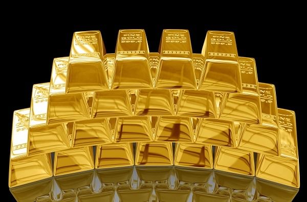 6 ऑगस्टला एमसीएक्सवर प्रति सोन्याची किंमत 10 ग्रॅम 56,015 रुपये होती. याची तुलना 16 ऑक्टोबर 2020च्या किंमतीशी केली असता सोनं तब्बल 5,500 रुपये प्रति 10 ग्रॅमने घसरलं आहे. मागील सत्रात सोन्याचे दर 0.3 टक्क्यांनी घसरला होते तर चांदीमध्ये 0.2  टक्क्यांनी वाढ झाली होती.