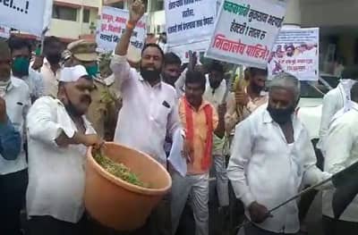 ओला दुष्काळ जाहीर करा, औरंगाबादेत शेतकरी आक्रमक! जिल्हाधिकारी कार्यालयावर फेकल्या कुजलेल्या भाज्या