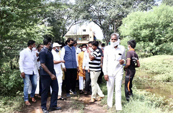विरोधी पक्षनेते देवेंद्र फडणवीस यांनी आज (19 ऑक्टोबर) ओल्या दुष्काळाने प्रभावित झालेल्या भागात भेट दिली आहे.