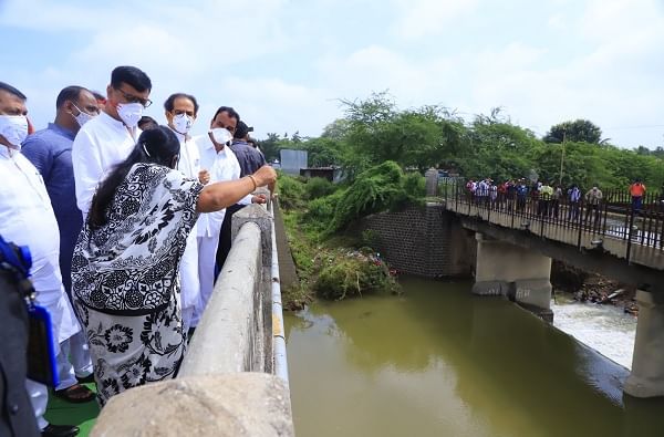 मदत मागितली बिघडलं कुठं?; केंद्रातील सरकार हे परदेशातील सरकार नाही; मुख्यमंत्र्यांचा फडणवीसांना टोला