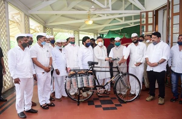 PHOTO : राज्यपालांच्या हस्ते मुंबईतील डबेवाल्यांना सायकल वाटप
