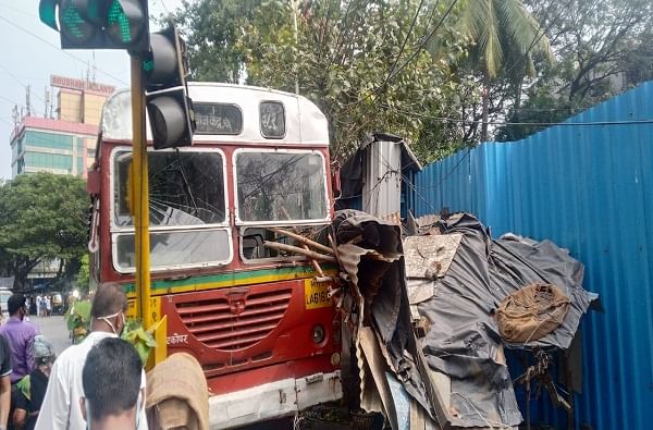 PHOTO : मुंबईत बेस्ट बसला अपघात, चालकाला हृदयविकाराचा झटका आल्याने बस थेट भाजीच्या दुकानात