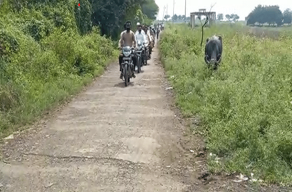 शिवसेना मंत्री अब्दुल सत्तार यांनी मोटार सायकलवरून फिरत अतिवृष्टीची पाहणी करायला सुरुवात केली. 