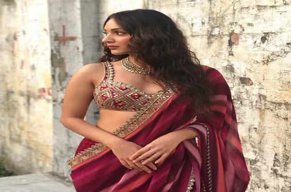 अभिनेत्री कियारा आडवाणी (Kiara Advani) सध्या तिच्या 'लक्ष्मी बॉम्ब' या सिनेमामुळे सध्या चर्चेत आहे. या चित्रपटातील 'बुर्ज खलीफा' हे गाणं सोशल मीडियावर चांगलंच गाजत आहे. अशातच नवरात्रीमध्ये तिचा देसी लुक सगळ्यांवर भूरळ पाडत आहे.