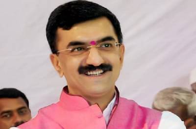 राज्य सरकार शेतकऱ्यांना मदत करणारच, केंद्राने जबाबदारी झटकू नये : शंभुराज देसाई