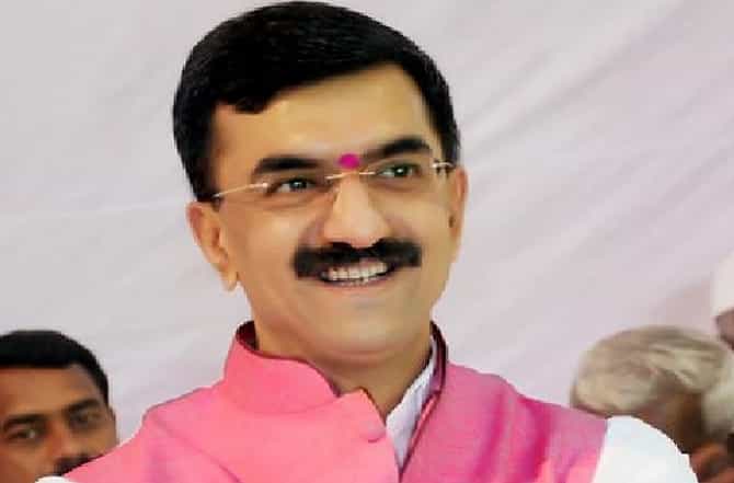 राज्य सरकार शेतकऱ्यांना मदत करणारच, केंद्राने जबाबदारी झटकू नये : शंभुराज देसाई