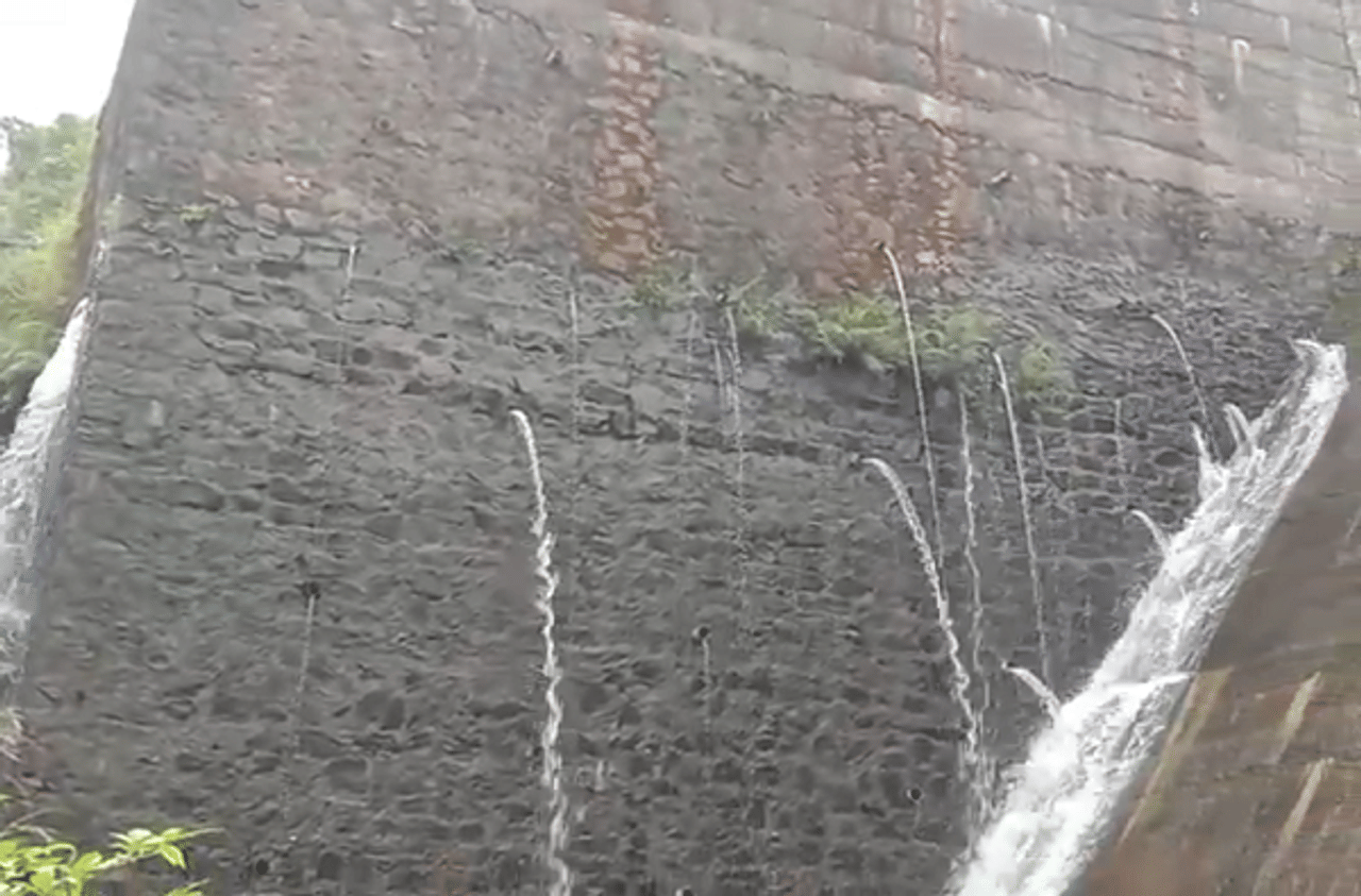PHOTO : पन्हाळे धरणातून गळती, ग्रामस्थांमध्ये भीतीचे वातावरण