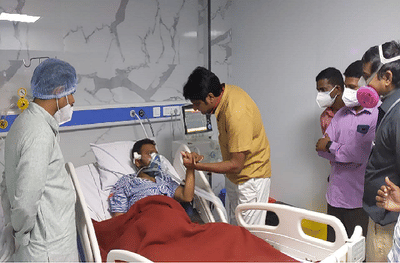 कार्यकर्त्याला कोरोनाची लागण, प्रशांत गडाखांनी रुग्णालयात जाऊन घेतली भेट, भेटीची नगर जिल्ह्यात एकच चर्चा