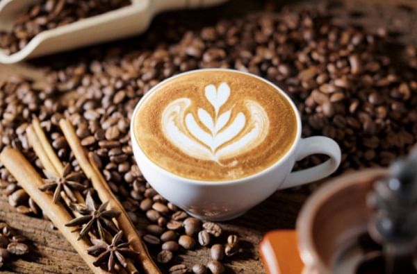  कॅफेन शरीराला डिहायड्रेट करतं त्यामुळे उपवासादरम्यान चहा, कॉफी घेणं टाळावं.